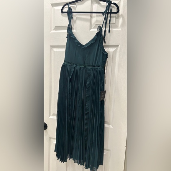 Lulus Never a Dull Moment Emerald Green Tie-Strap Pleated Midi Dress - Picture 7 of 8